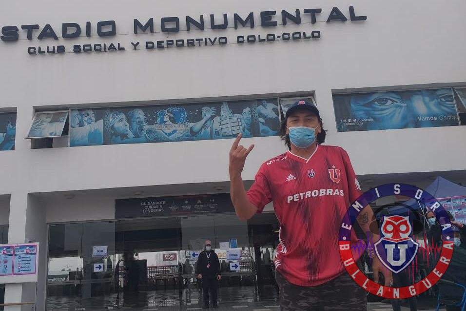 Elecciones: Hincha azul acaparó las miradas tras votar en el Estadio Monumental
