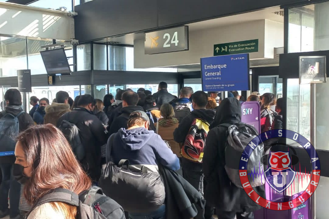 Hinchas de Universidad de Chile sufrieron cambios de última hora en el vuelo hacia El Salvador