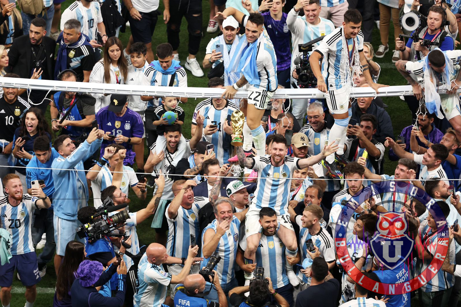 Nadie se quiere quedar fuera de los festejos: jugadores de la U celebran el Mundial de Argentina