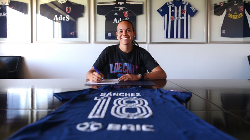 Bárbara Sánchez tras firmar su primer contrato con la U: “Muy feliz de cumplir uno de los sueños más importantes de mi vida”