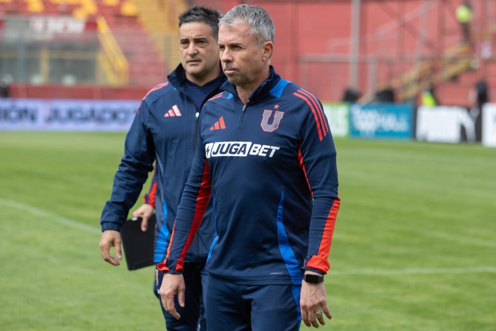 Gustavo Álvarez tomó una drástica determinación con el equipo titular de la U (Guillermo Rivas - EB)