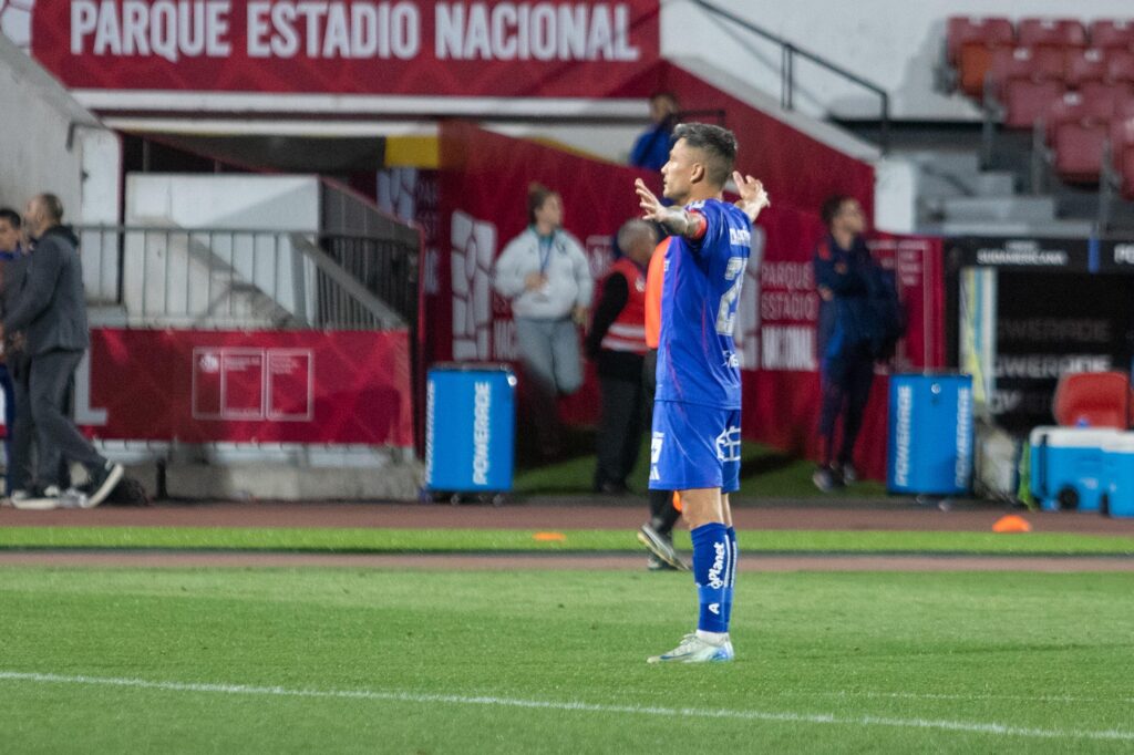 Charles Aránguiz saca cuentas alegres del empate de la U (Guillermo Rivas - EB)