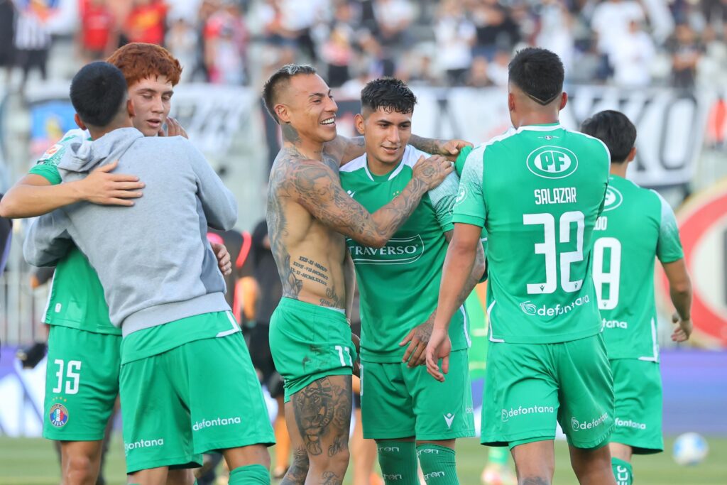 Eduardo Vargas le convirtió a Colo Colo y dejó un guiño para los hinchas de la U