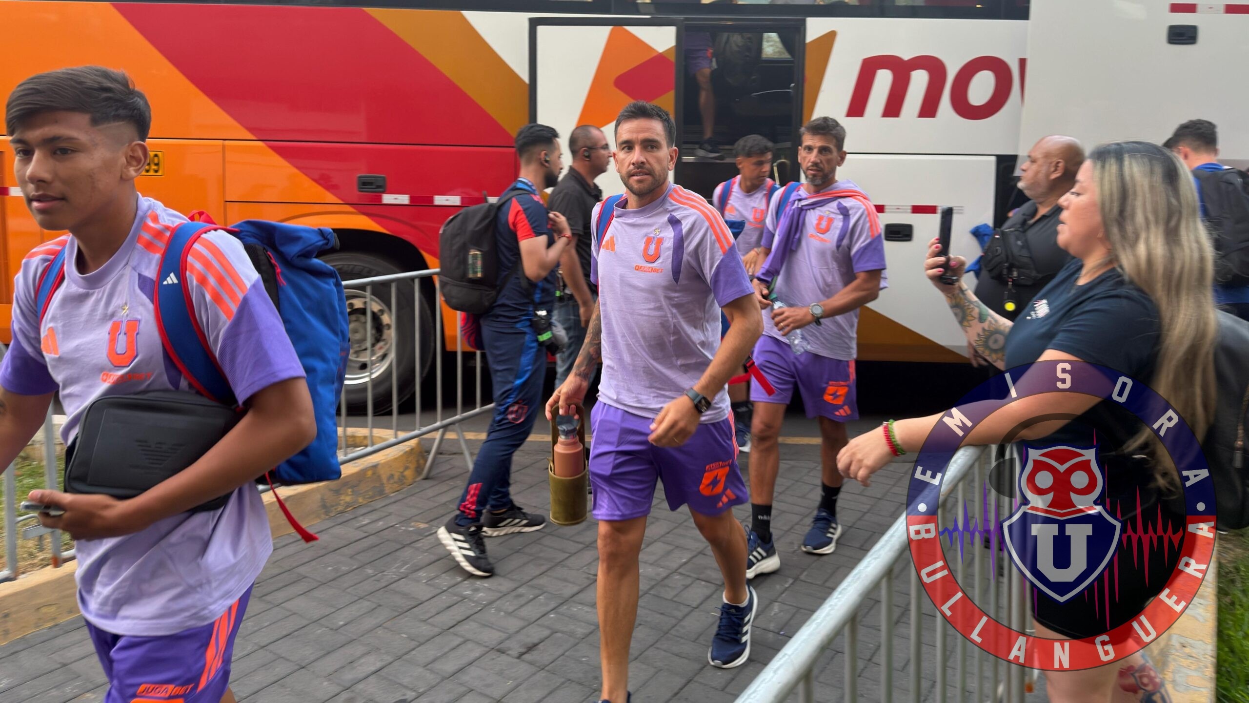 La U sufrió con el taco: el plantel azul llegó a Perú y fue recibido por los hinchas